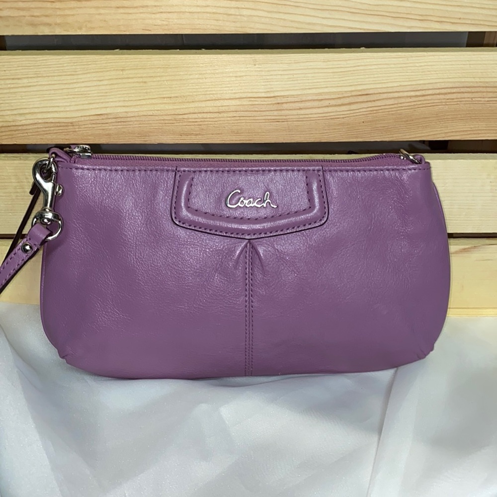 Coach Clutch  good Condition one tiny red mark on lining Lavender 🪻🪻🪻